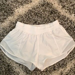 WHITE LULU LEMON HOTTY HOT SHORTS size 2